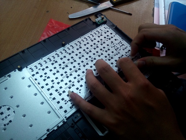 Quy trình tháo bàn phím ra khỏi mặt C của laptop Asus X451
