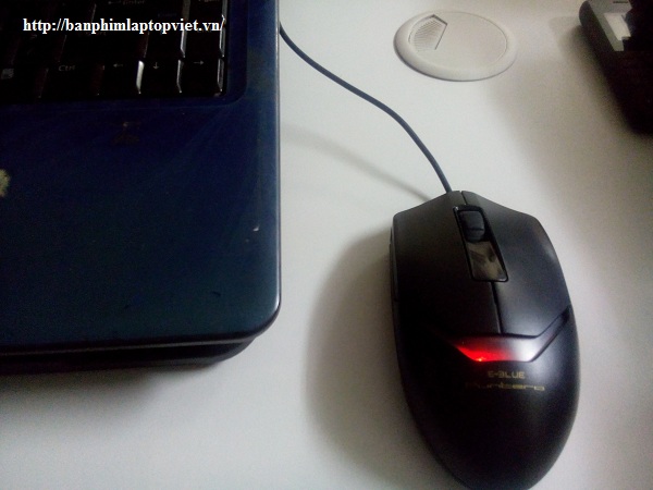 Hình ảnh chuột E-Blue EMS146BK cạnh máy tính laptop