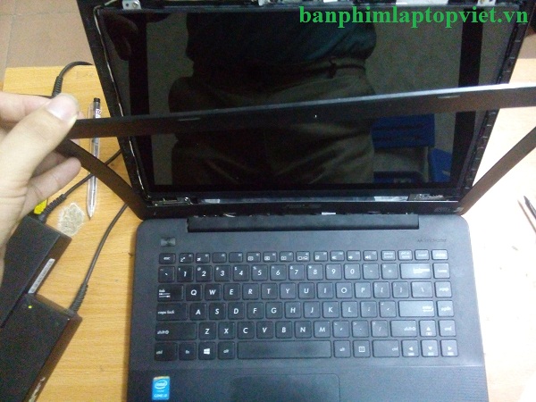 Thể hiện mặt trước màn hình trên thân laptop Asus F454L