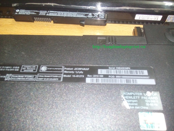 Hình ảnh Pin laptop HP 15-r012tx Mới trên thân máy 