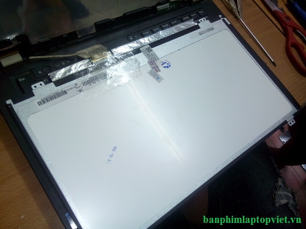 Thể hiện mặt sau màn hình laptop lenovo Thinkpad T420