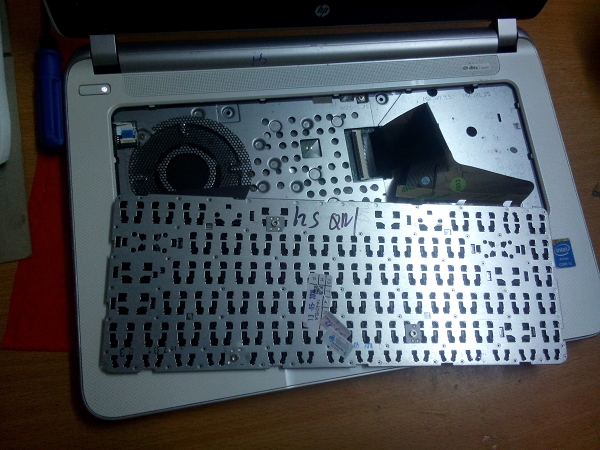 Giao diện mặt sau bàn phím trên thân laptop HP 14-r069tu