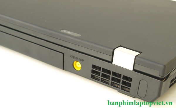 Thể hiện cổng nguồn đầu vào của máy tính IBM T520