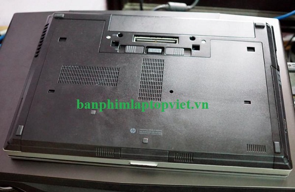 Thể hiện Pin trên mặt sau laptop HP Elitebook 8460, 8470