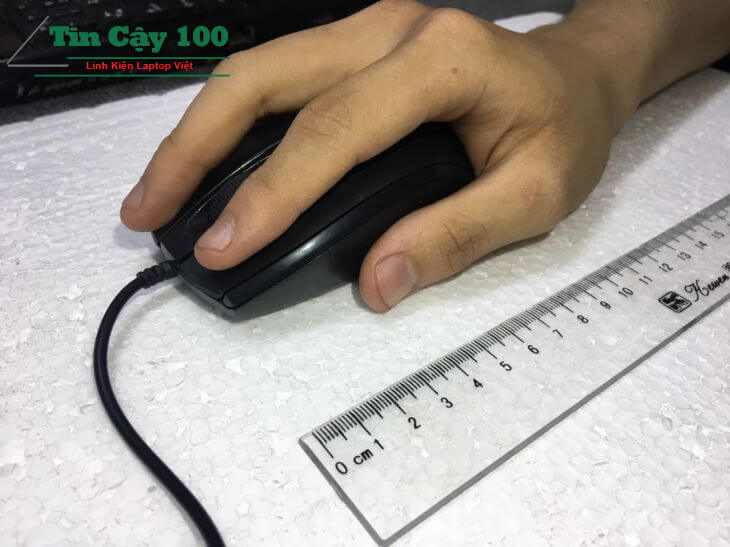Trên tay chuột Chuột Dây Fuhlen L102 (Cổng USB) - Nhập Khẩu