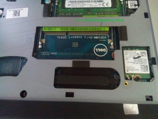 Cận cảnh khe cắm ram ram laptop Dell 5547