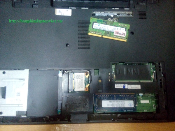 Thể hiện hai khe cắm ram laptop Dell latitude 3400