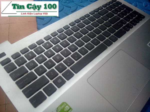 Kỹ thuật Tin Cậy 100 hoàn thành việc hàn chặt bàn phím với mặt C laptop Asus F555LF