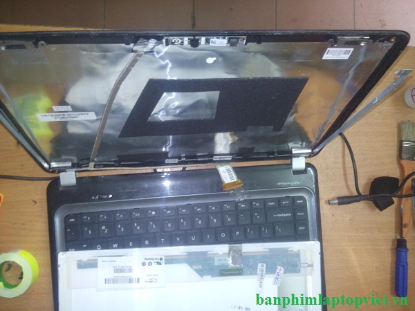 thể hiện bộ bản lề của laptop HP G4, G4-1000