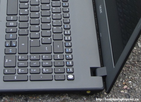 thể hiện cổng cắm nguồn của sạc laptop Acer E5-573